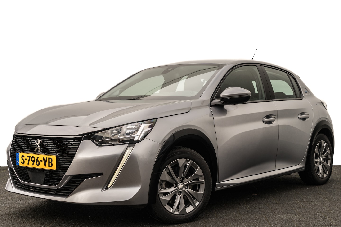 Peugeot e-208 - EV Allure 50 kWh | Virtual Cockpit | Camera | Carplay | PDC | Cruise - AutoWereld.nl