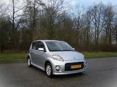 Daihatsu Sirion 2 - 1.5-16V Sport . AUTOMAAT . Airco . 5 Drs . Ele ramen . 103 Pk . enz