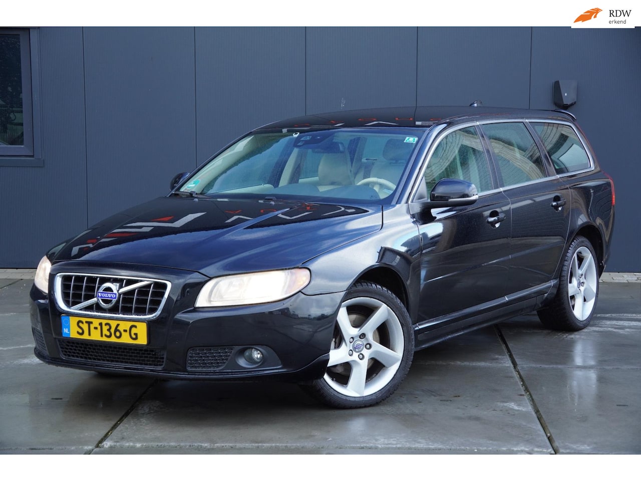 Volvo V70 - 2.4 D5 AWD Momentum 2011 Automaat lederen bekleding 5 cillinder Cruise control bluetooth - AutoWereld.nl