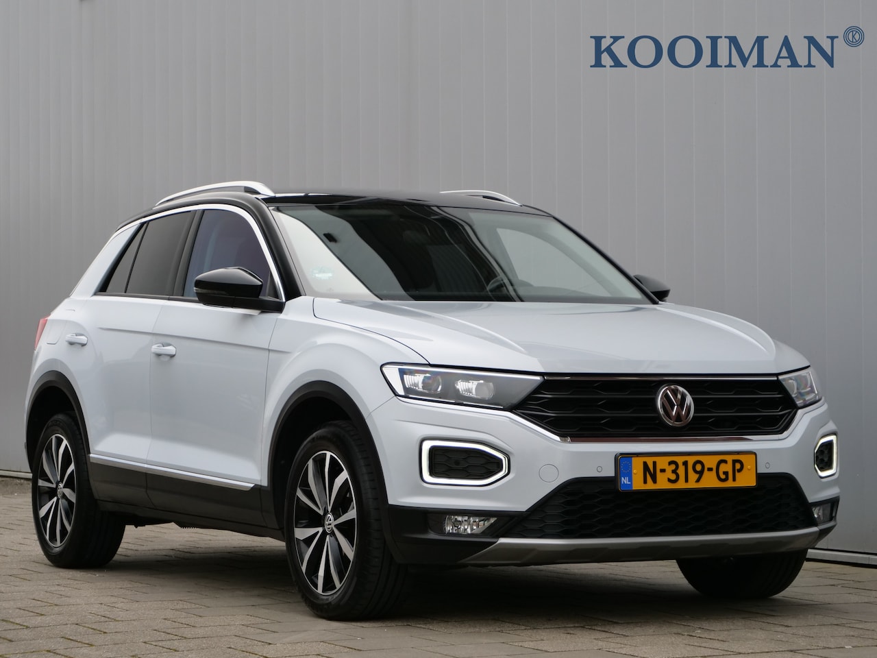 Volkswagen T-Roc - 1.5 TSI Sport Business R 150 Pk Navigatie / Camera / PDC / Apple Carplay - AutoWereld.nl