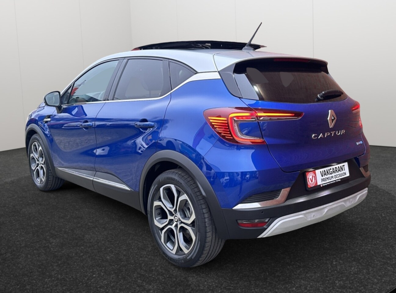 Renault Captur - 1.6 E-Tech Hybride 145 Intens Panorama Schuifdak Half Leder - AutoWereld.nl