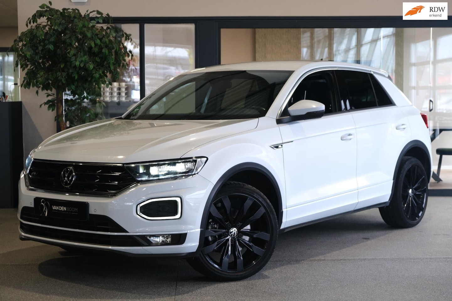 Volkswagen T-Roc - 1.5 TSI 2x R-Line DSG Led Virtual Black Navi Cam Trekhaak ACC - AutoWereld.nl