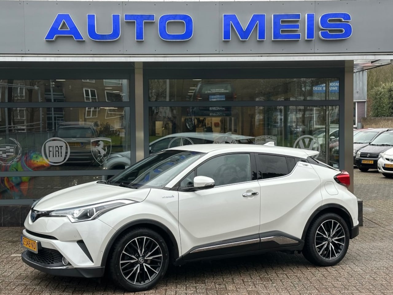 Toyota C-HR - 1.8 HYBRID BI-TONE Navi Cruise Camera Telefoon Trekhaak - AutoWereld.nl