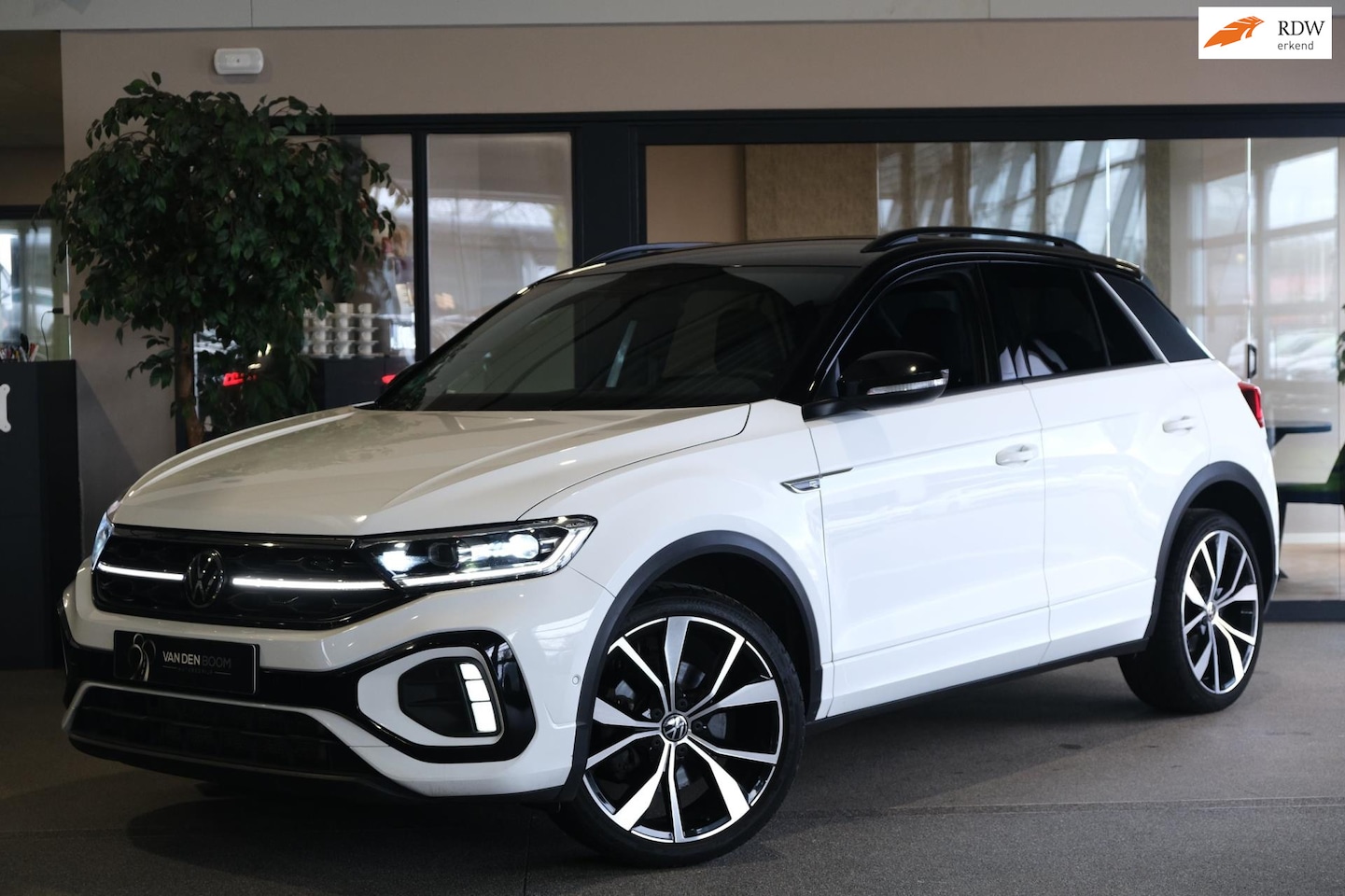 Volkswagen T-Roc - 1.5 TSI 2x R-Line DSG Facelift Black Virtual IQ Led Navi ACC Beats - AutoWereld.nl