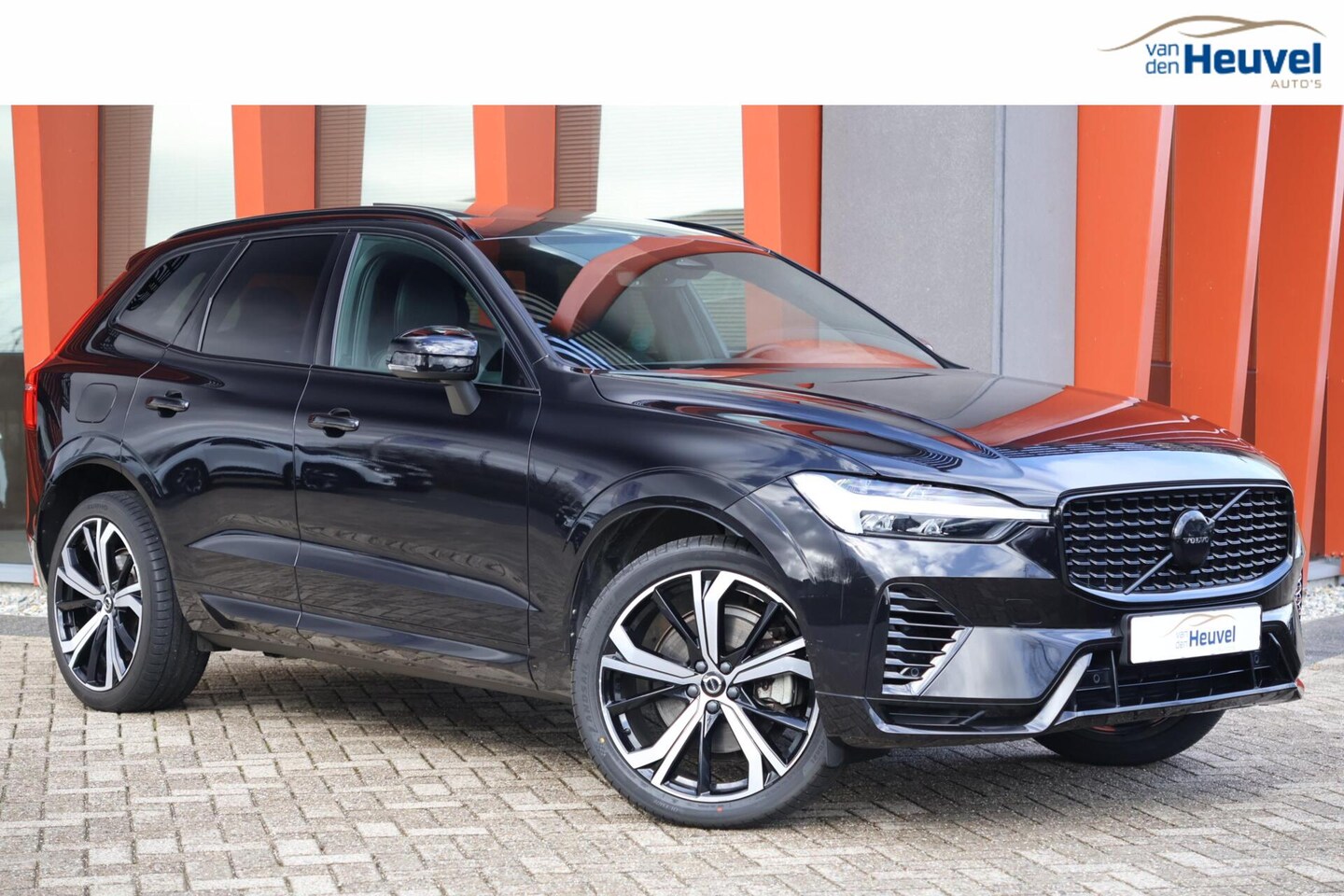 Volvo XC60 - T6 Recharge AWD R-Design | Stoelverwarming | Trekhaak | H/K | Parkeercamera | Glossy Black - AutoWereld.nl