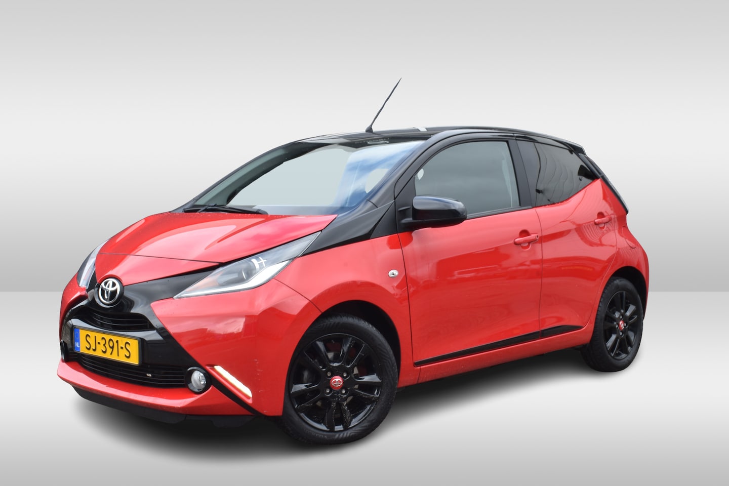 Toyota Aygo - 1.0 VVT-i x-cite Airco | Navigatie | LM Velgen | Two Tone | - AutoWereld.nl