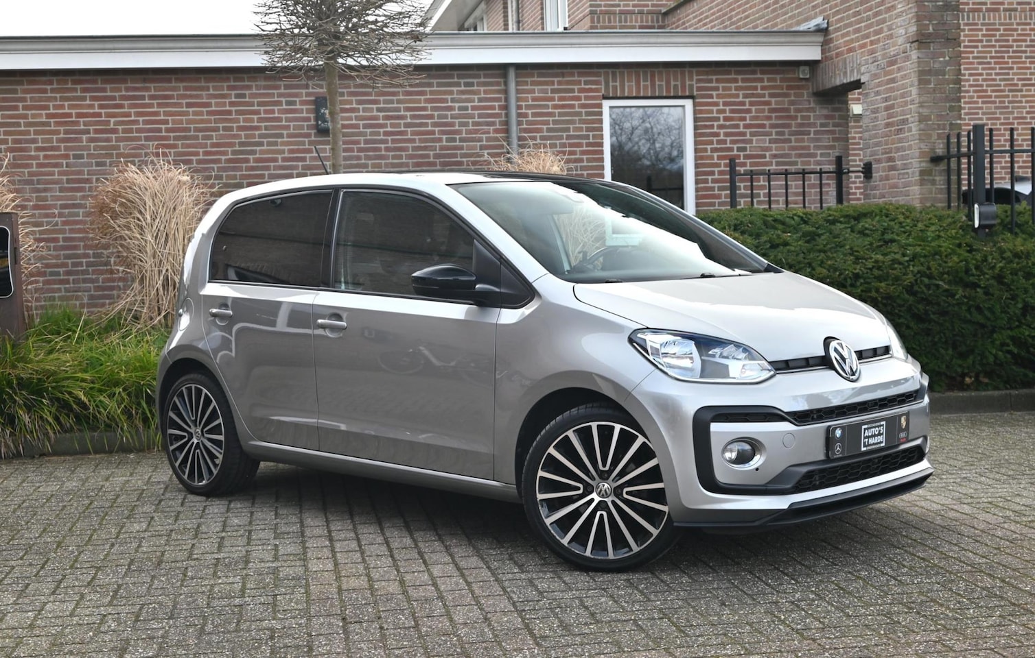 Volkswagen Up! - 1.0 TSI BMT High up! 90 PK Camera PDC Stoelverwarming Bluetooth 17'' - AutoWereld.nl