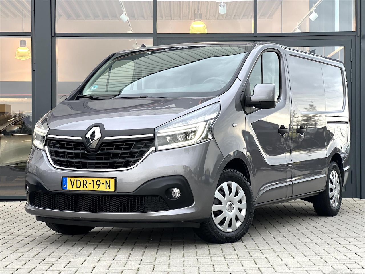 Renault Trafic - GB 2.0 dCi Automaat 145pk L1H1 T29 | 2-Schuifdeuren | Trekhaak | LED | 1e Eig. | NL Auto - AutoWereld.nl