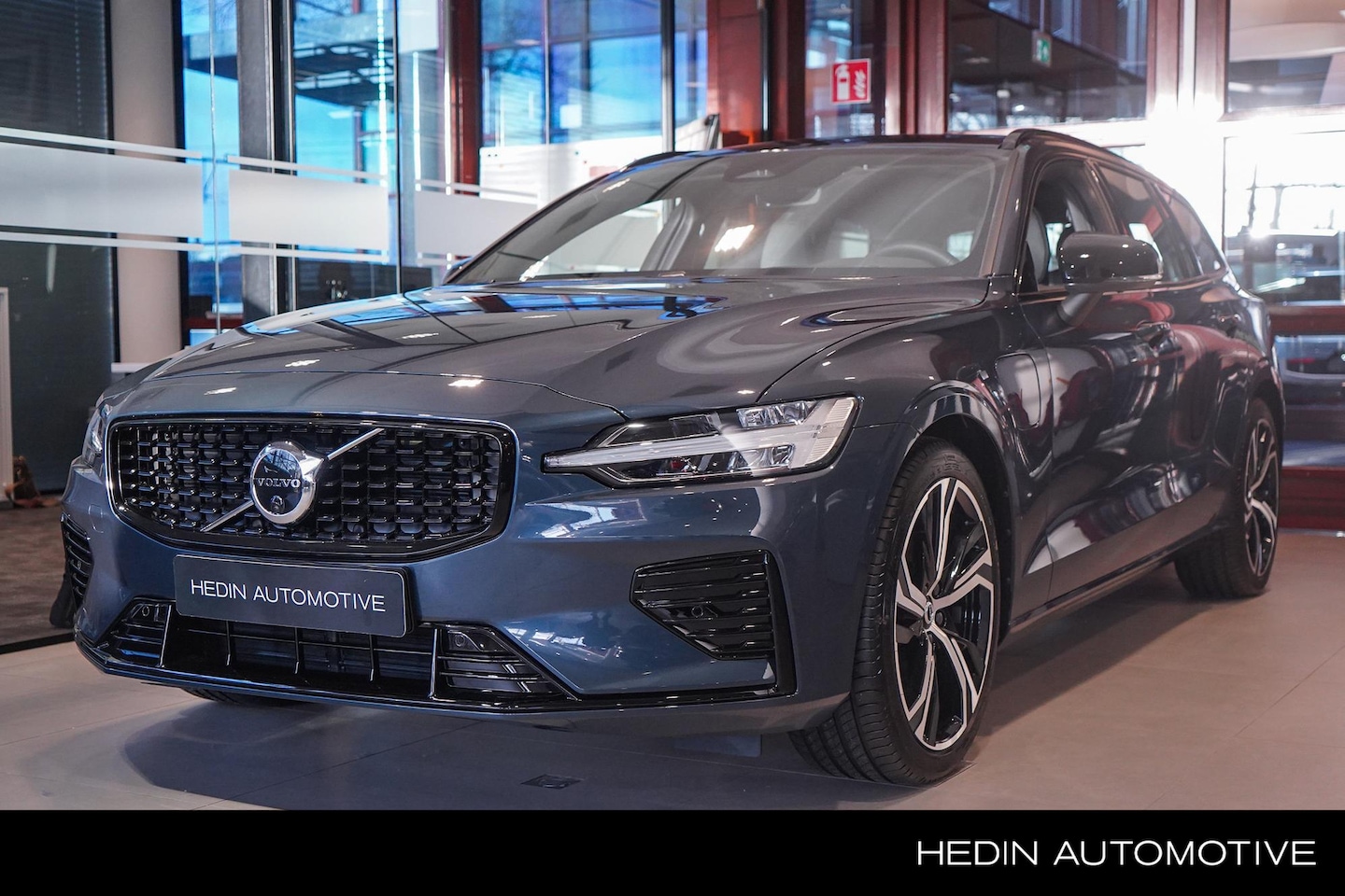 Volvo V60 - 2.0 T6 Plug-in hybrid AWD Plus Dark | 360 Camera | Schuifdak | Head-Up Display | Keyless | - AutoWereld.nl