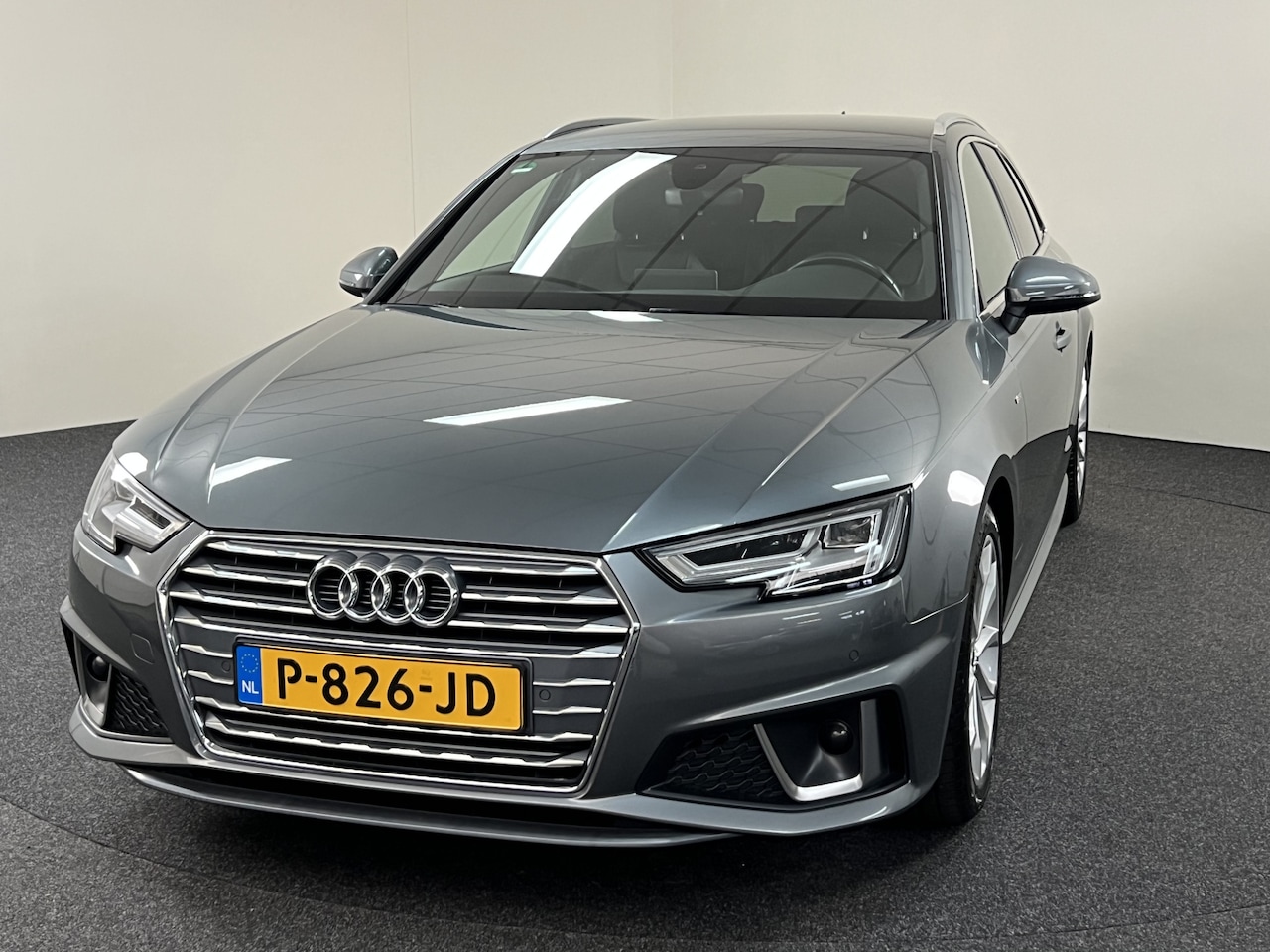 Audi A4 Avant - 40 TFSI Sport S line Black Edition december 2018 vol leder / trekhaak / navi / camera / vi - AutoWereld.nl