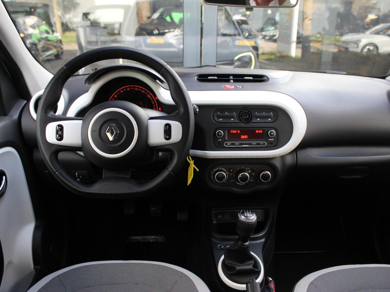 Renault Twingo - SCe 65 Collection / NL AUTO / DEALER ONDERHOUDEN / CRUISE / AIRCO / DAB / BLUETOOTH / 15'' - AutoWereld.nl
