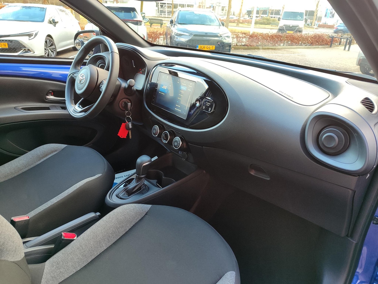 Toyota Aygo X - 1.0 VVT-i S-CVT PLAY AUTOMAAT APPLE/ANDROID AD-CRUISE AIRCO CAMERA BLUETOOTH EL-RAMEN/SPIE - AutoWereld.nl