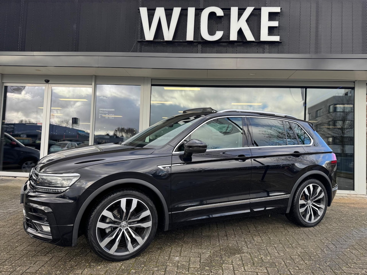 Volkswagen Tiguan - 1.5 TSI ACT Highline R Line Panorama Led Massage - AutoWereld.nl
