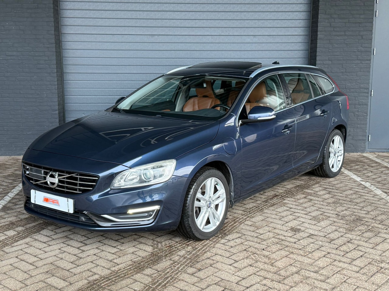 Volvo V60 - 2.4 D6 AWD Plug-In XENON-LEDER-AHK-LED - AutoWereld.nl