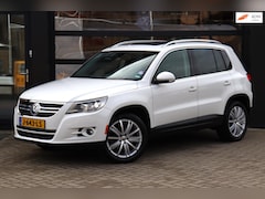 Volkswagen Tiguan - 2.0 | Pano | Clima | Camera | Stoelverwarming | Xenon | Trekhaak | LM Velgen | Navi