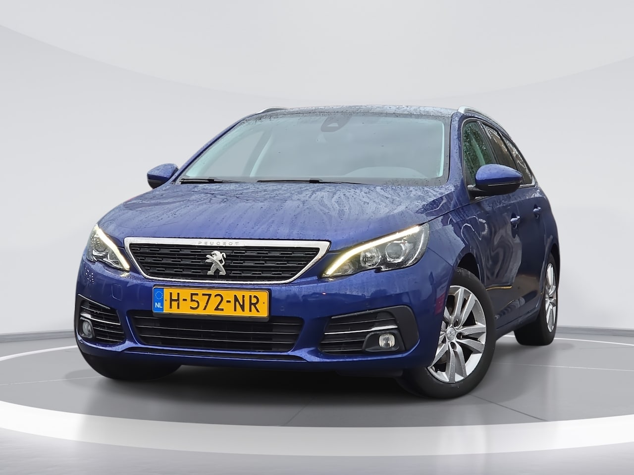 Peugeot 308 SW - 1.2 PureTech Blue Lease Executive |PANO|CRUISE|CARPLAY|TREKHAAK|NIEUWE DISTRIBUTIE| 4553 @ - AutoWereld.nl