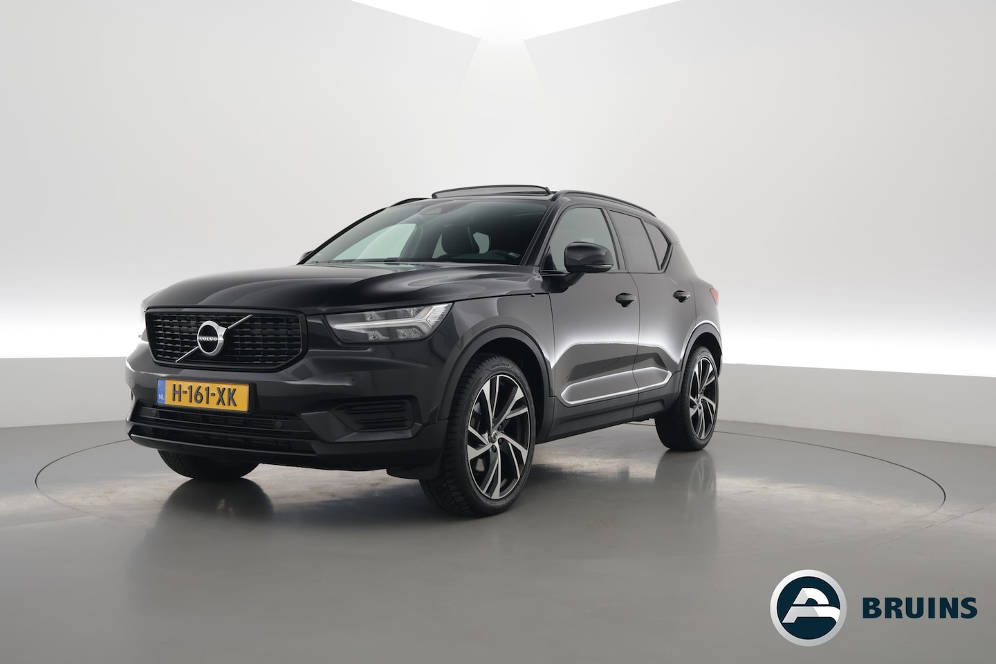 Volvo XC40 - 2.0 T4 R-Design | Pano | Trekhaak | Lava- interieur | 20 inch | H&K Audio | ACC | Standkac - AutoWereld.nl