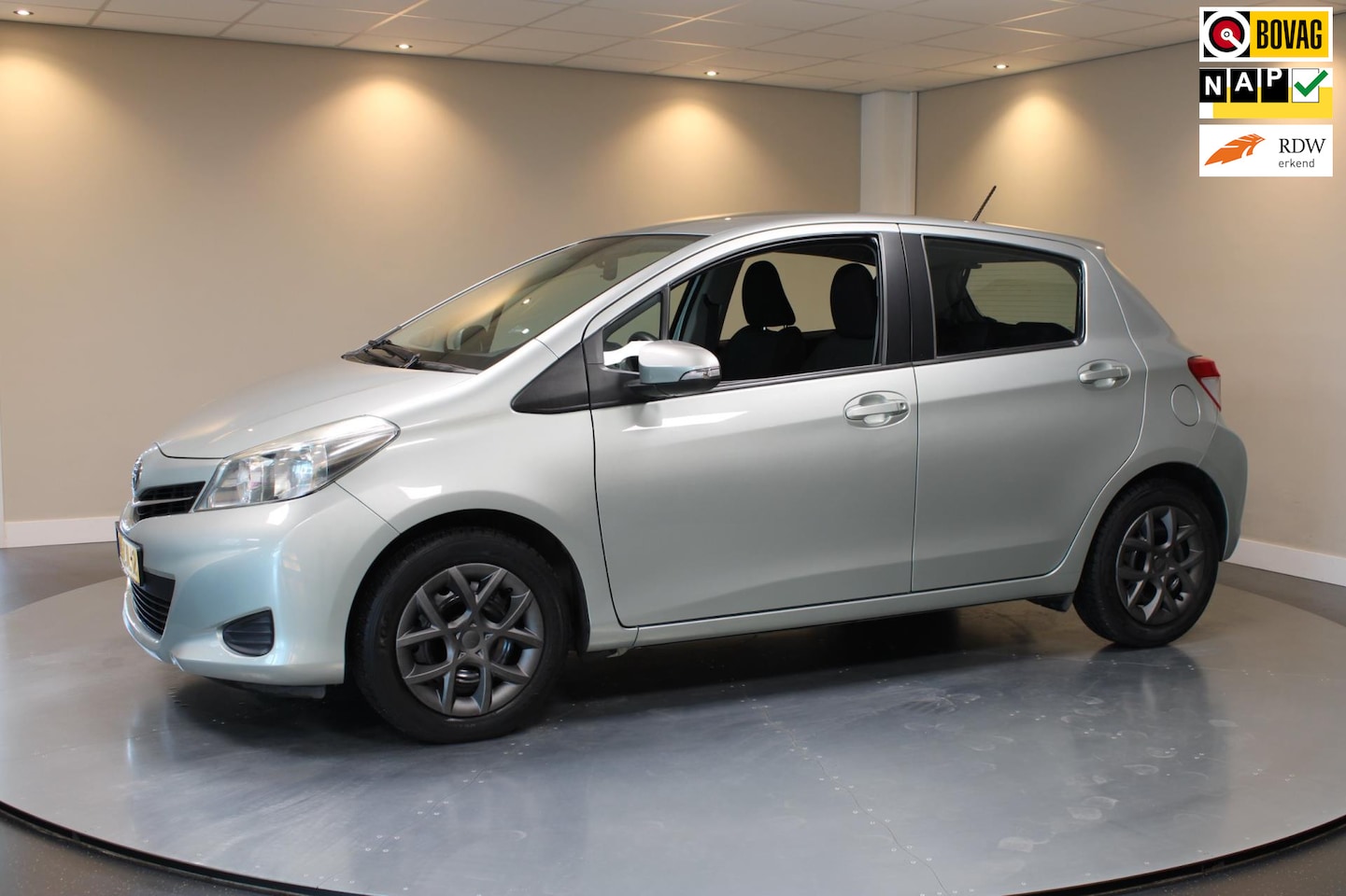 Toyota Yaris - 1.3 VVT-i Aspiration *1ste Eigenaar/Dealer OH!* 24.000Km! Camera|Cruise|Airco - AutoWereld.nl