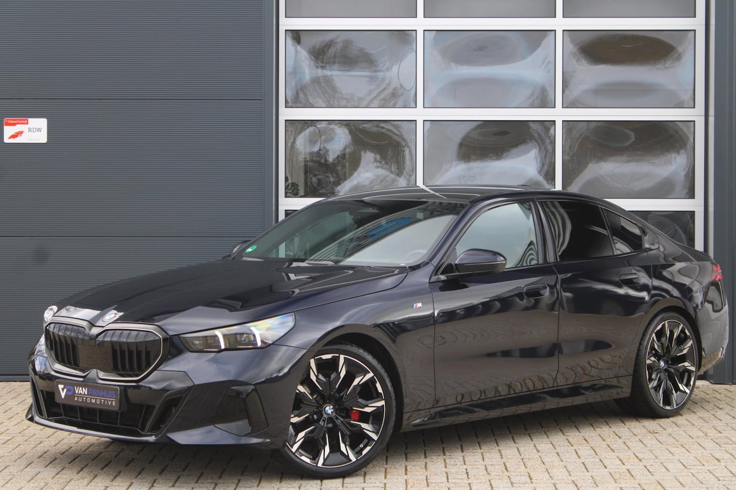BMW 5-serie - 520i M-Sport Pro | Pano | HK | HUD | 360 | Ventilatie | Elek. Trekhaak - AutoWereld.nl
