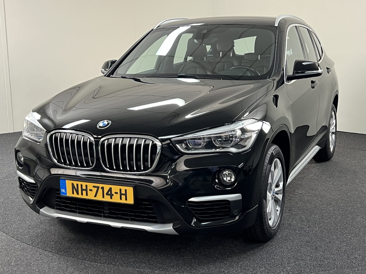 BMW X1 - sDrive18i Centennial High Executive vol leder / afn. trekhaak / airco / PDC / Camera / Nav - AutoWereld.nl