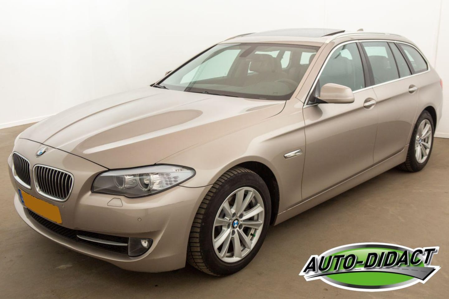 BMW 5-serie Touring - 523i Automaat 1e eigenaar Pano Leder Navi High Executive - AutoWereld.nl