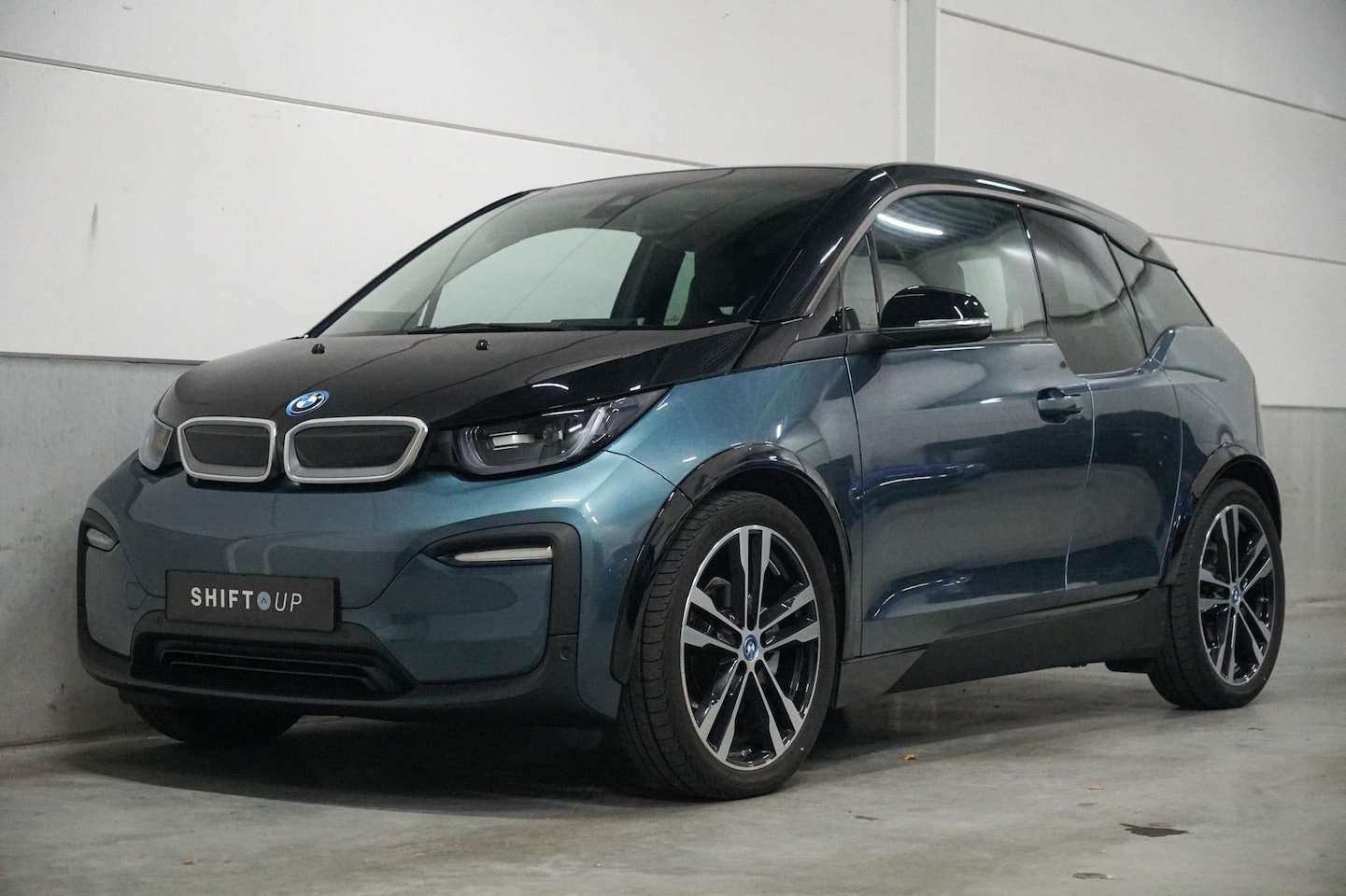 BMW i3 - 120Ah 42 kWh Leder | Adapt. Cruise Control | Warmtepomp - AutoWereld.nl