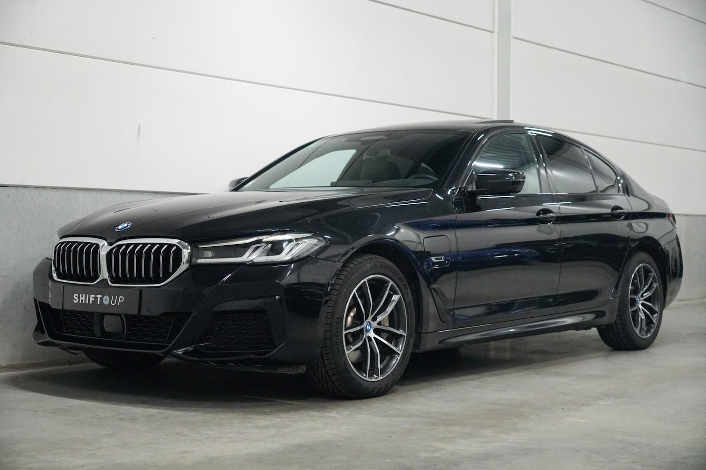 BMW 5-serie - 530e xDrive M-Sport | Schuifdak | Harman Kardon | Head Up - AutoWereld.nl