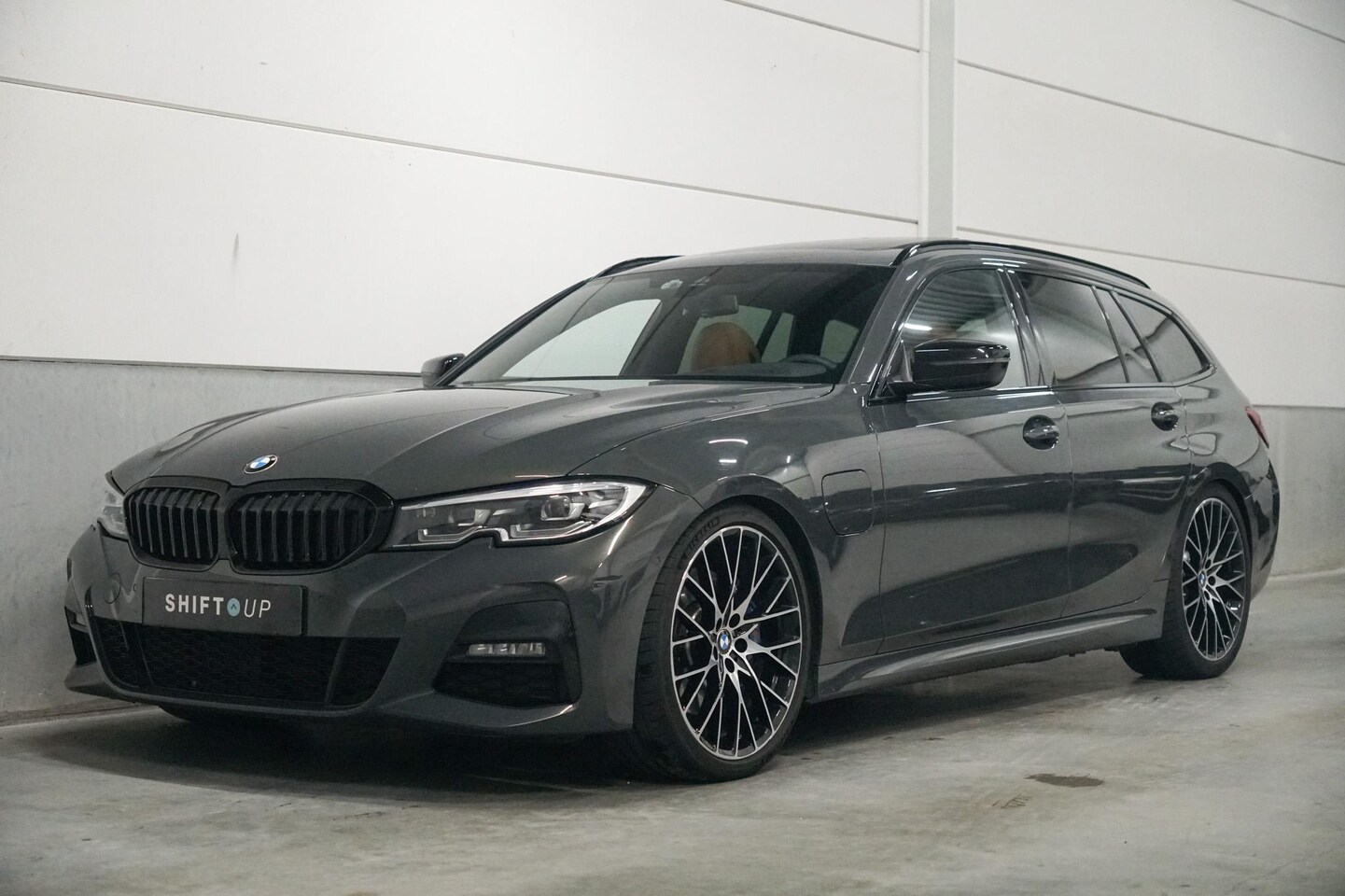 BMW 3-serie Touring - 330e M-Sport | Panoramadak | Harman Kardon | Head Up | 20" | Elektr. Trekhaak - AutoWereld.nl