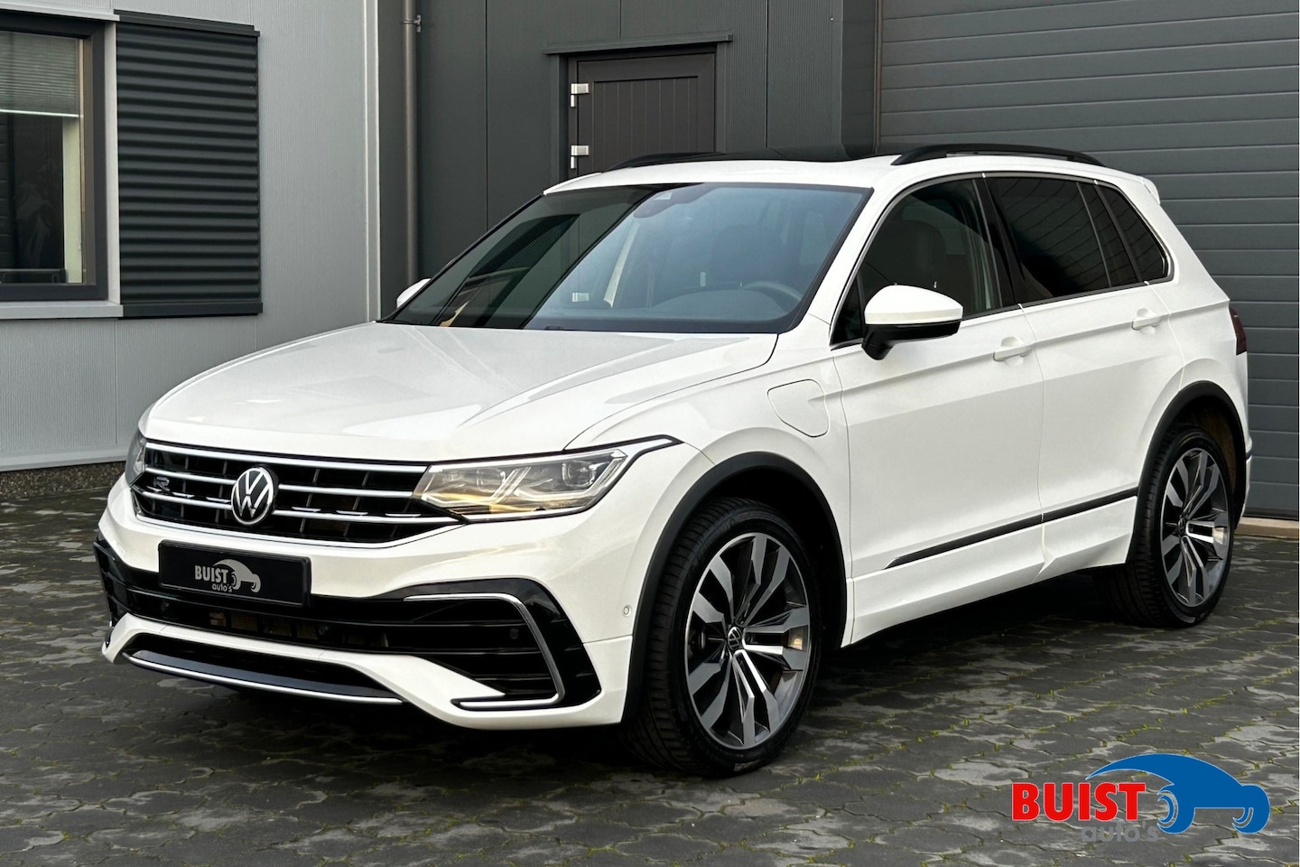 Volkswagen Tiguan - 1.4 TSI eHybrid R-Line 245pk PANO TREKHAAK 20" IQ LIGHT KEYLESS - AutoWereld.nl