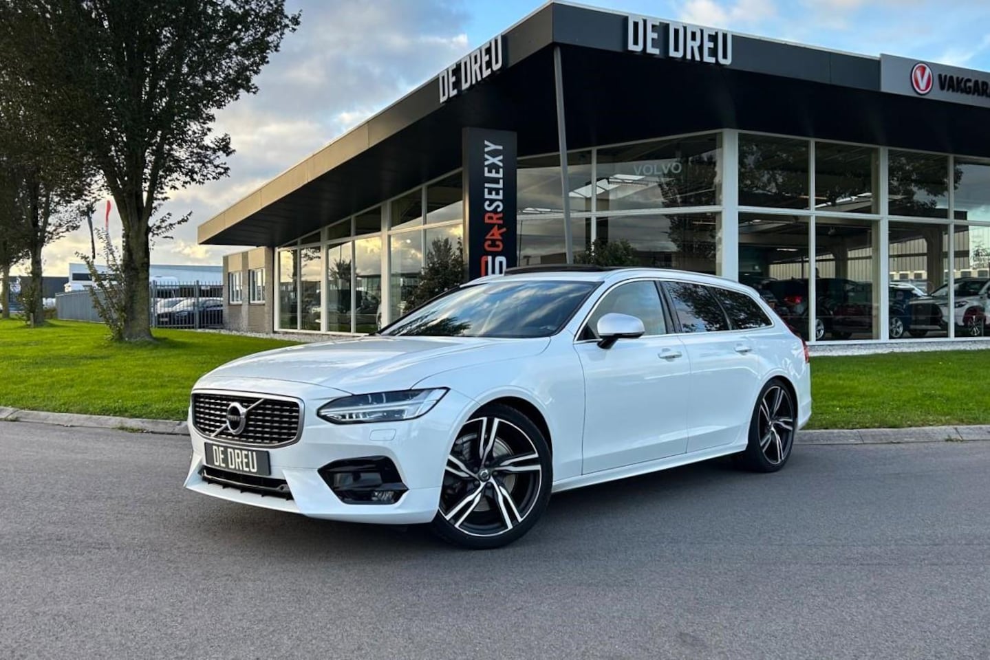 Volvo V90 - 2.0 T4 R-DESIGN | POLESTAR 210pk | PANORAMA | TREKHAAK | STANDKACHEL | CAMERA - AutoWereld.nl