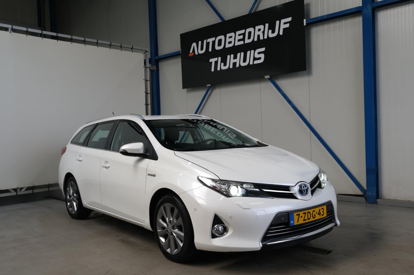 Toyota Auris Touring Sports - 1.8 Hybrid Executive - Airco, Cruise, Navi, PDC, Camera, Trekhaak. - AutoWereld.nl