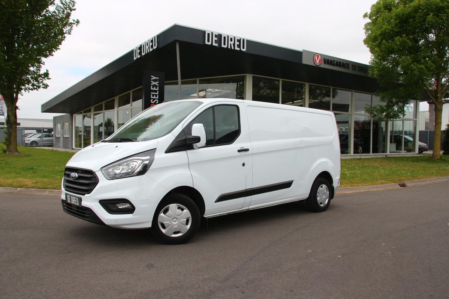 Ford Transit Custom - 300 L2H1 2.0 TDCI 130pk | LAGE PRIJS DOOR LICHTE SCHADE | - AutoWereld.nl