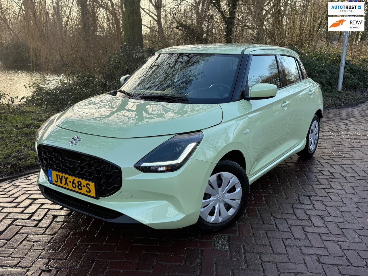 Suzuki Swift - 1.2 Comfort Smart Hybrid 6 X Suzuki SWIFT 1Eig. 4800km b.j.12-2024 Carplay ,Camera PDC ,Ad - AutoWereld.nl