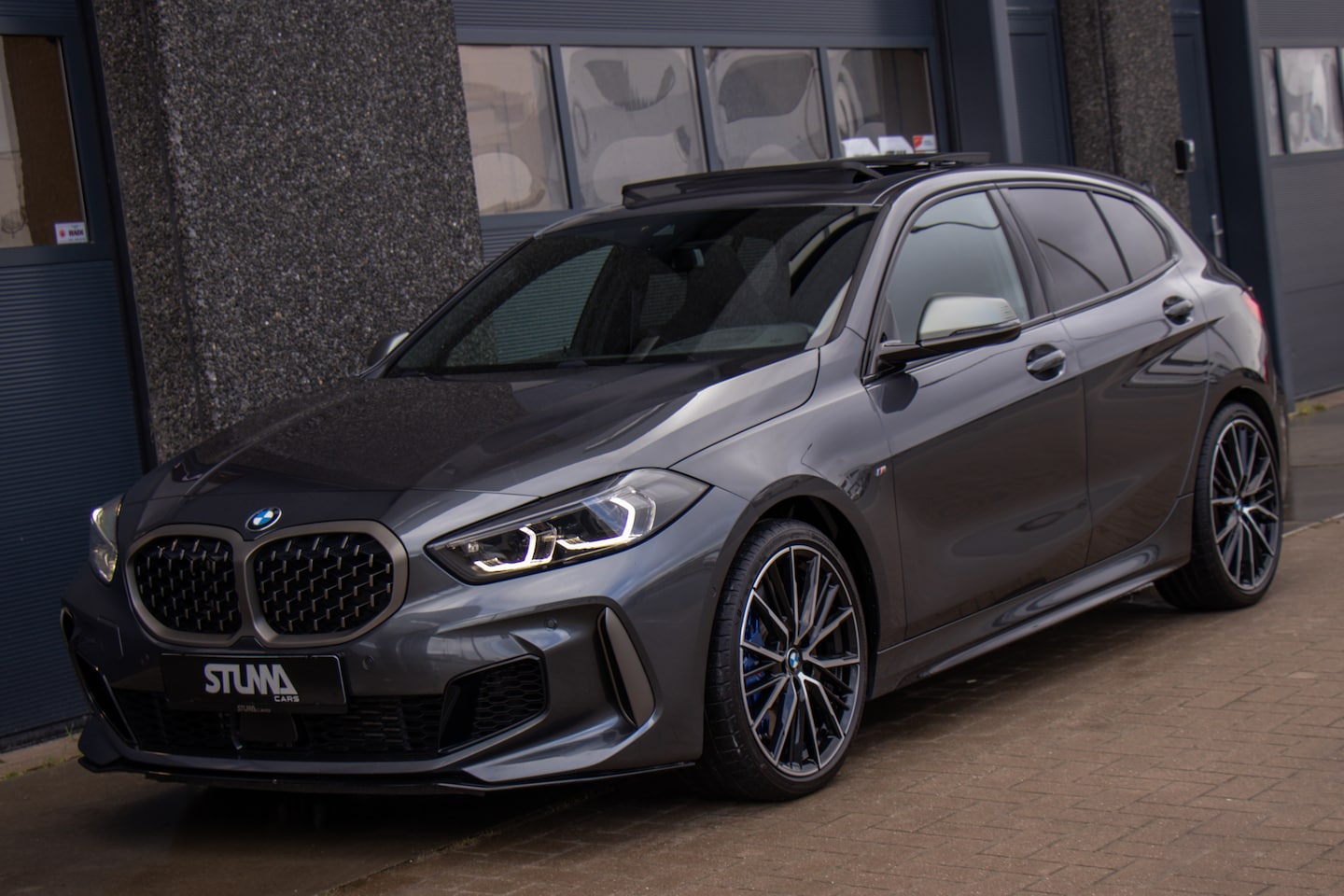 BMW 1-serie - M135i xDrive | Pano | Shadow-Line | LED Projector | Live Cockpit | HUD | Carplay | Sfeer | - AutoWereld.nl