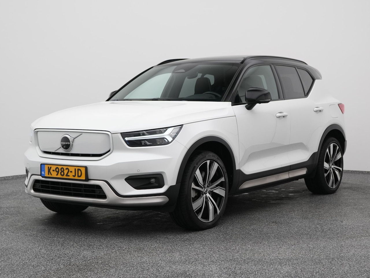 Volvo XC40 - Recharge P8 AWD R-Design | 360° | ADAPTIVE | H&K | KEYLESS | STOEL- EN STUURVERW. - AutoWereld.nl