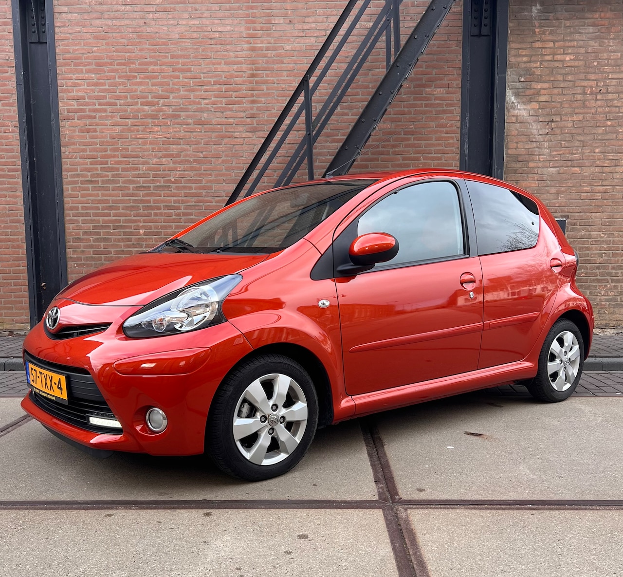 Toyota Aygo - 1.0 VVT-i Dynamic Orange AUTOMAAT, 10.440km, van 1e eigenaar - AutoWereld.nl