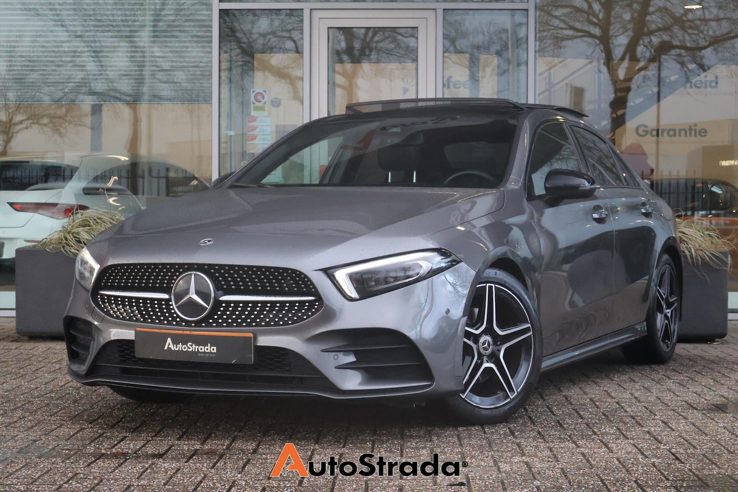 Mercedes-Benz A-klasse - Limousine A 180 AMG-Line 136pk | Memory | Pano | Camera | Cruise | Sfeer | Keyless | Navi - AutoWereld.nl