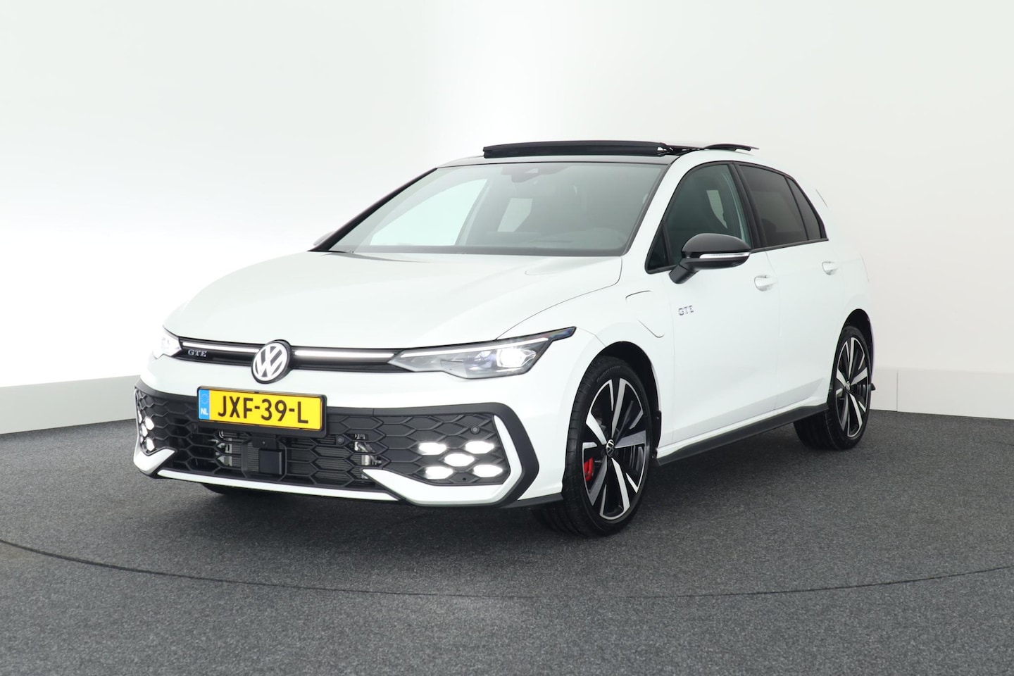 Volkswagen Golf - 1.5 272pk eHybrid GTE Black Style Trekhaak 360Camera Head-Up Panoramadak Keyless Stoelverw - AutoWereld.nl