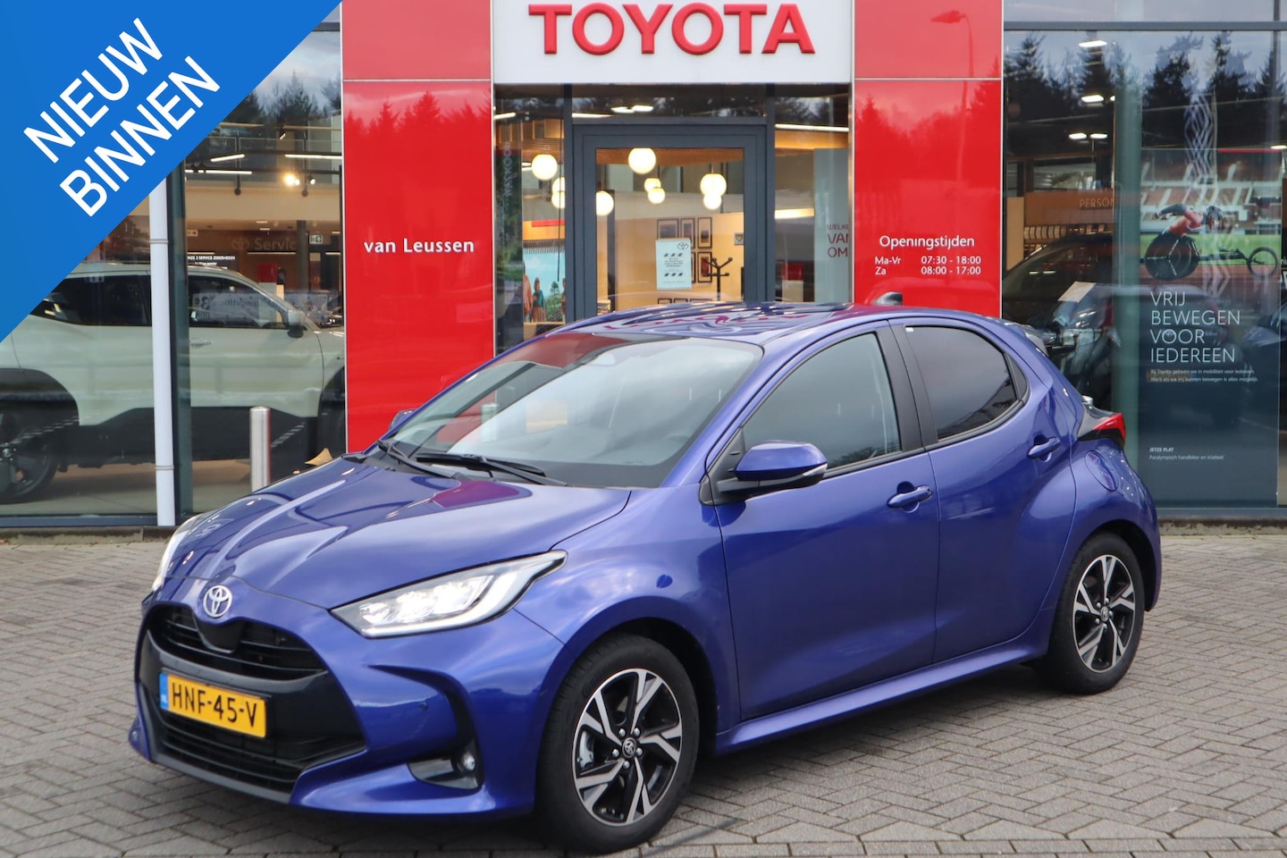 Toyota Yaris - 1.5 HYBRID 115 DYNAMIC COMFORT-PACK LED 16"LMV PRIVACY-GLASS BLISS PARK-SENSOREN STUUR/STO - AutoWereld.nl