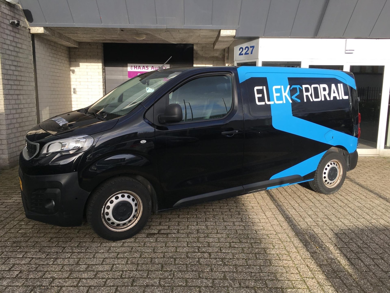 Peugeot Expert - 2.0 BlueHDI 120 Standard Premium / 3 PERSOONS / NAVI / CAMERA / TREKHAAK - AutoWereld.nl