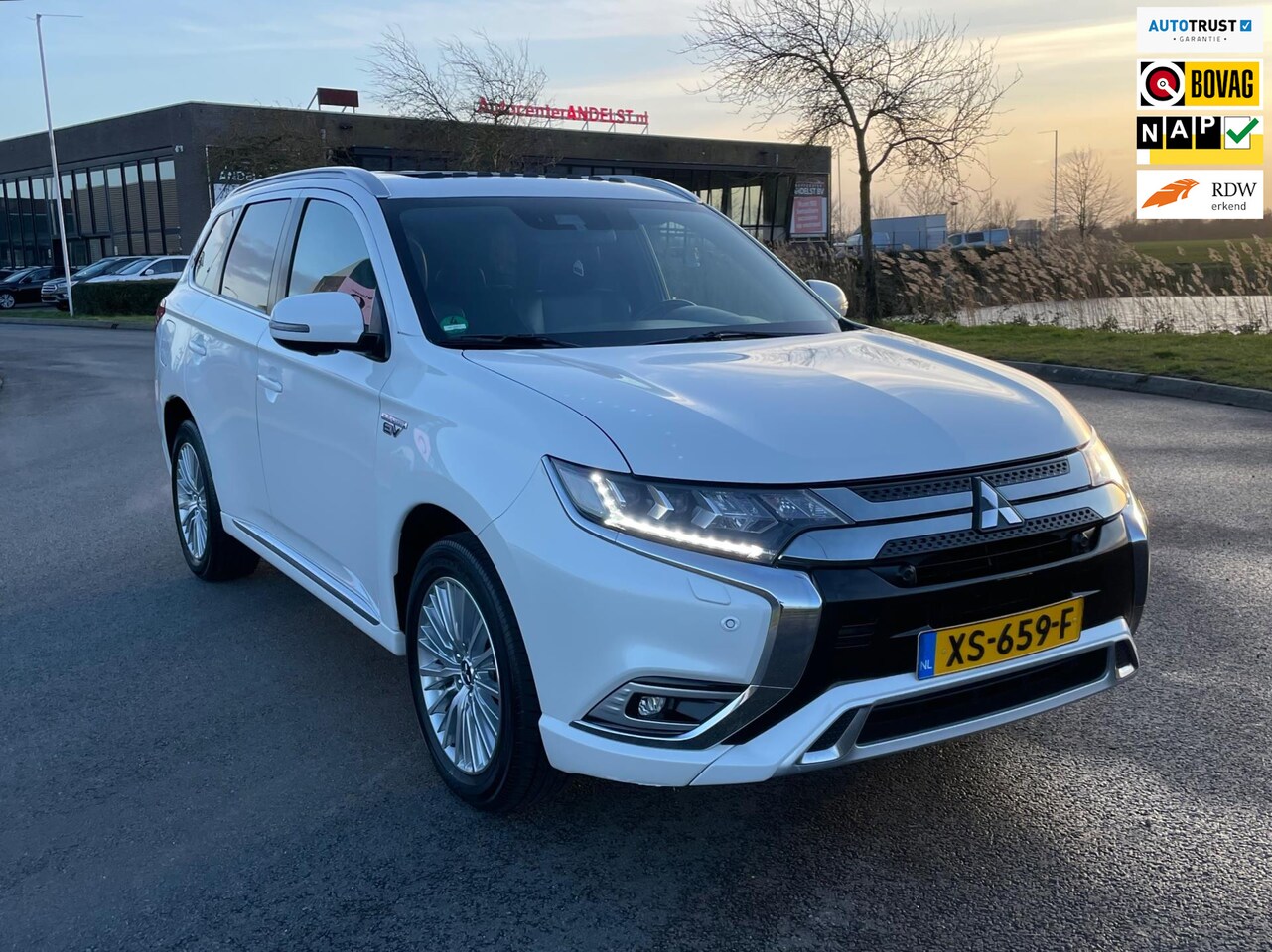 Mitsubishi Outlander - 2.4 PHEV Instyle+ 2.4 PHEV Instyle, Aut, Trekhaak, Open dak, Acc, Stoel-/stuurverw, Leder, Cam, Pdc, Geen im - AutoWereld.nl