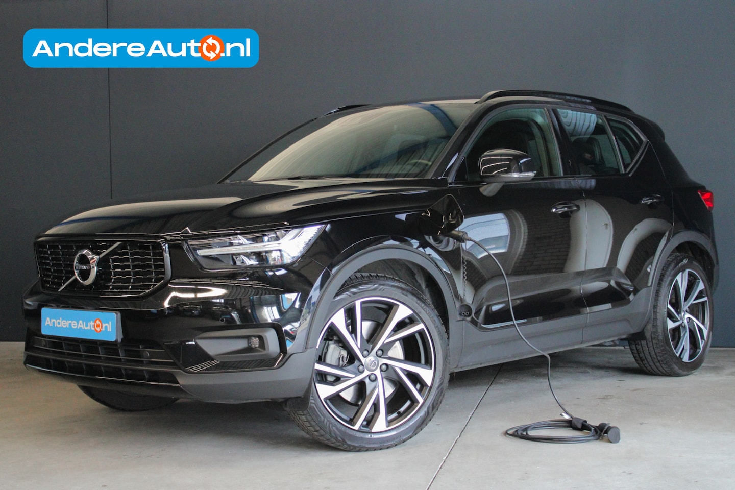 Volvo XC40 - 1.5 T4 Recharge R-Design |trekhaak|leder|dealer onderhouden|dodehoek detector| - AutoWereld.nl