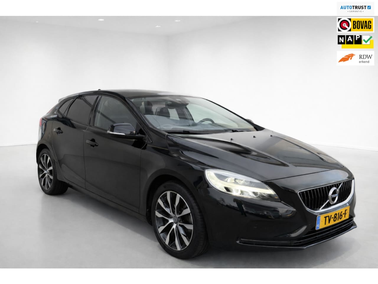 Volvo V40 - 2.0 T3 Dynamic Edition 2.0 T3 Dynamic Edition, panoramadak, climat, cruise, lichtmetaal, trekhaak, naviagatie, T3 - AutoWereld.nl