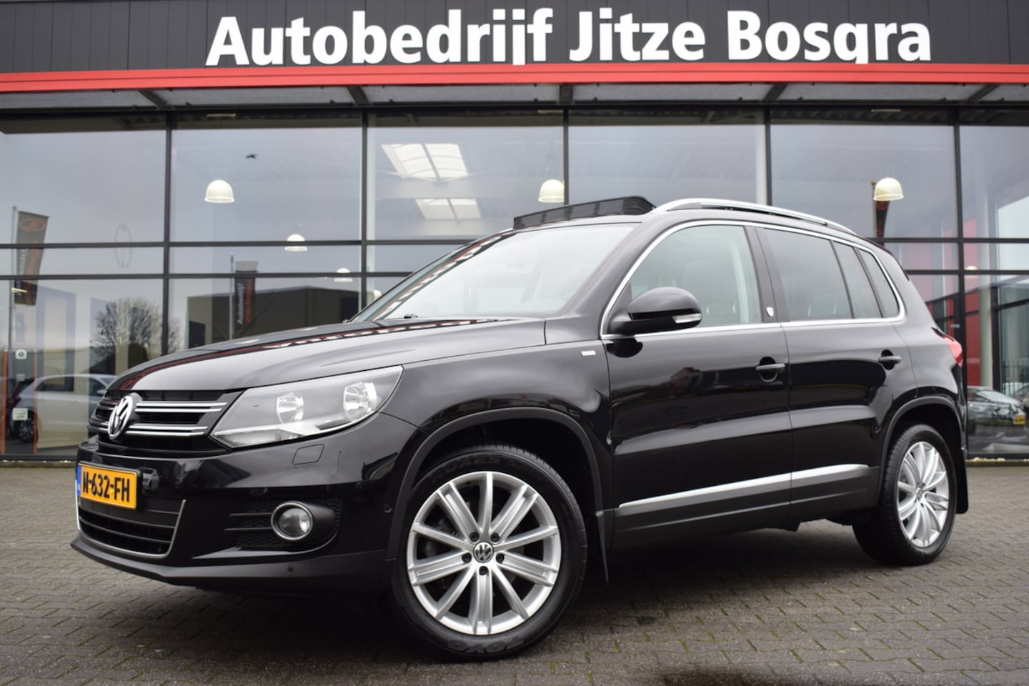 Volkswagen Tiguan - 1.4 TSi 160pk Sport&Style ECC | Full Map Navi | Panoramadak | Trekhaak | Sportstoelen | Vo - AutoWereld.nl