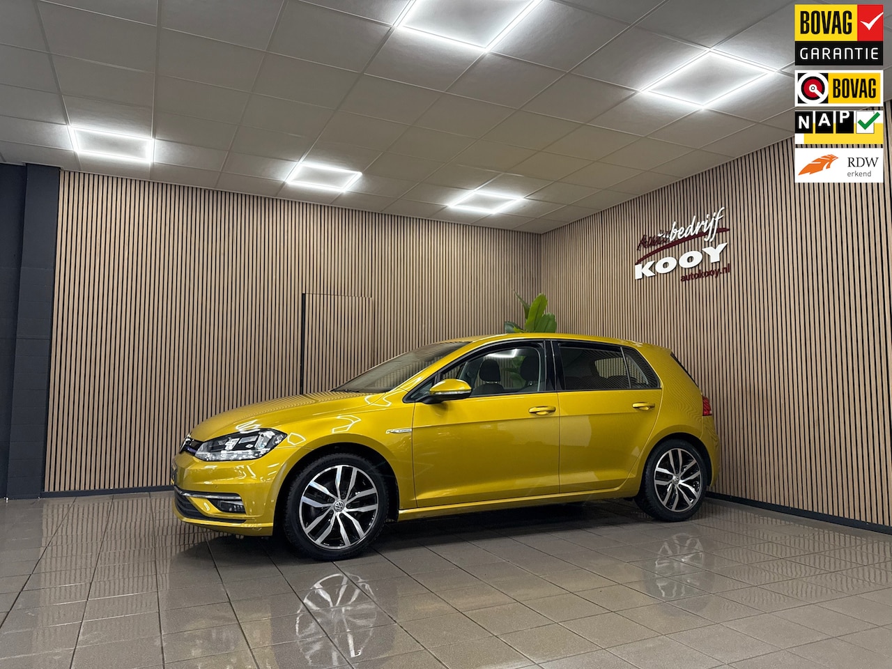 Volkswagen Golf - 1.5 TSI Highline * Automaat / Carplay / Virtual cockpit / Camera / NL Auto * - AutoWereld.nl
