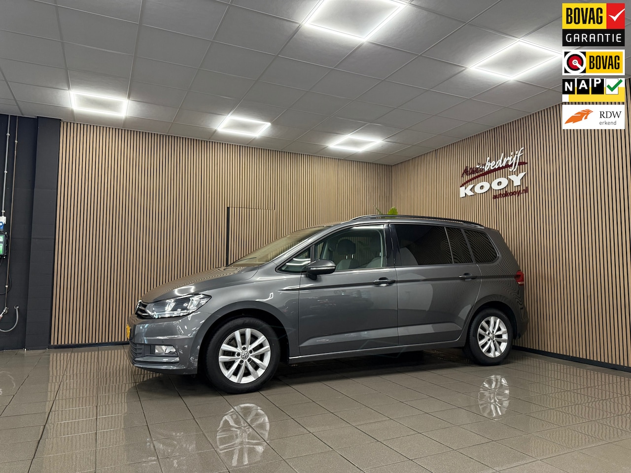 Volkswagen Touran - 1.2 TSI Comfortline * 7 Persoons / Trekhaak / Navigatie / Camera / NL Auto * - AutoWereld.nl