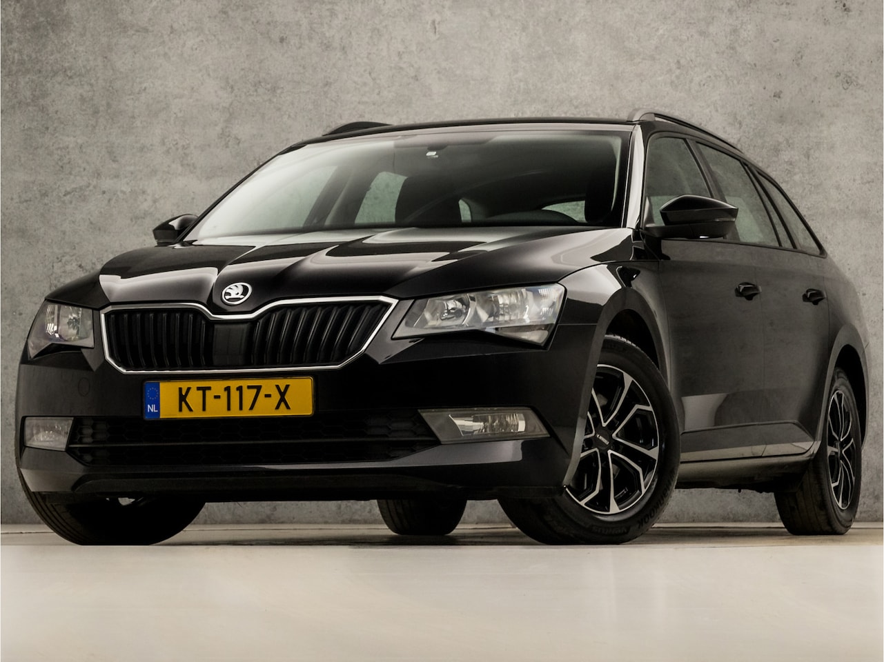 Skoda Superb Combi - 1.6 TDI Sport (APPLE CARPLAY, CLIMATE, CRUISE, TREKHAAK, PARKEERSENSOREN, SPORTSTOELEN, LM - AutoWereld.nl