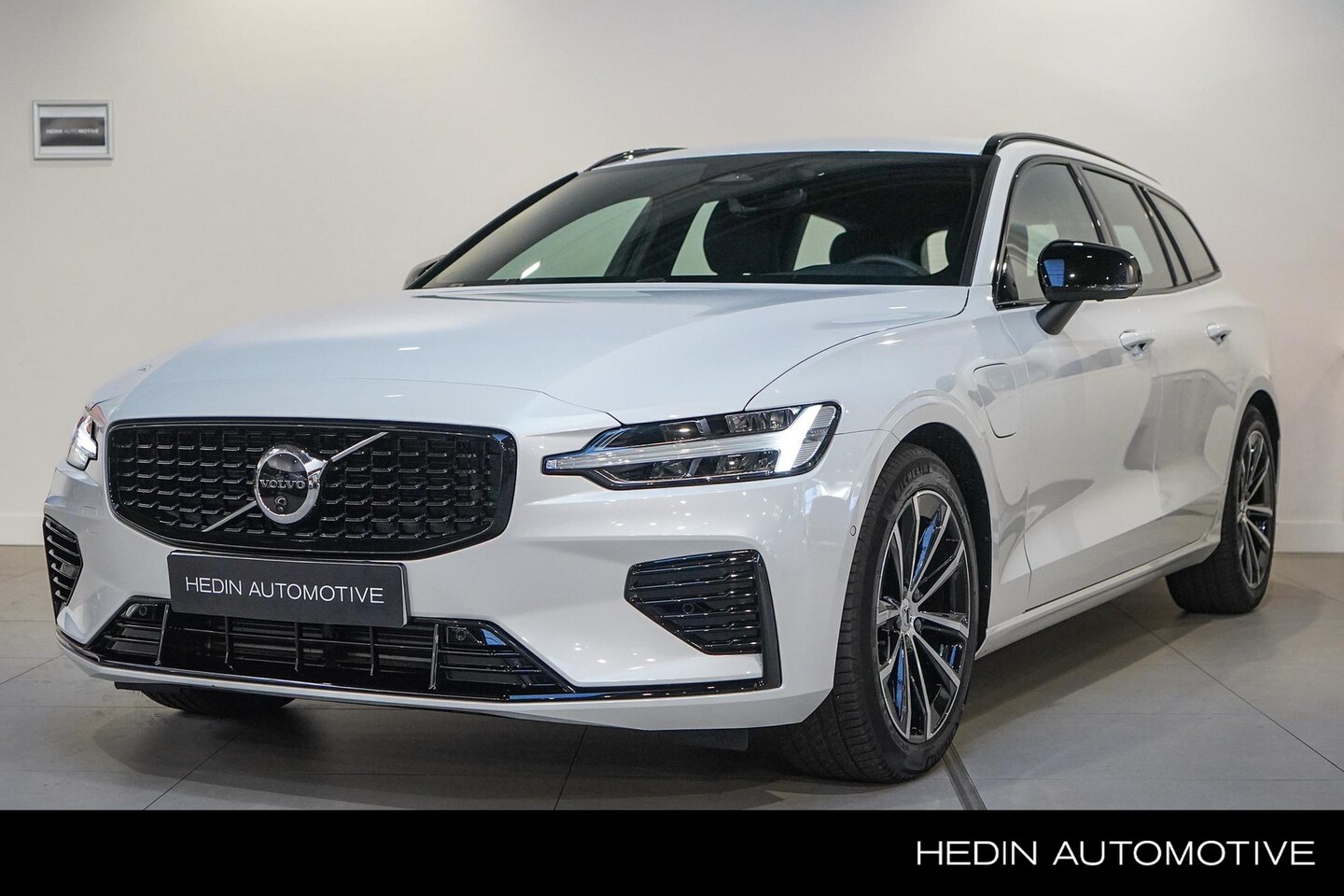 Volvo V60 - T6 Plug-in hybrid AWD Plus Dark 350pk | 2000 kg trekgewicht | Elektrische stoelen met gehe - AutoWereld.nl