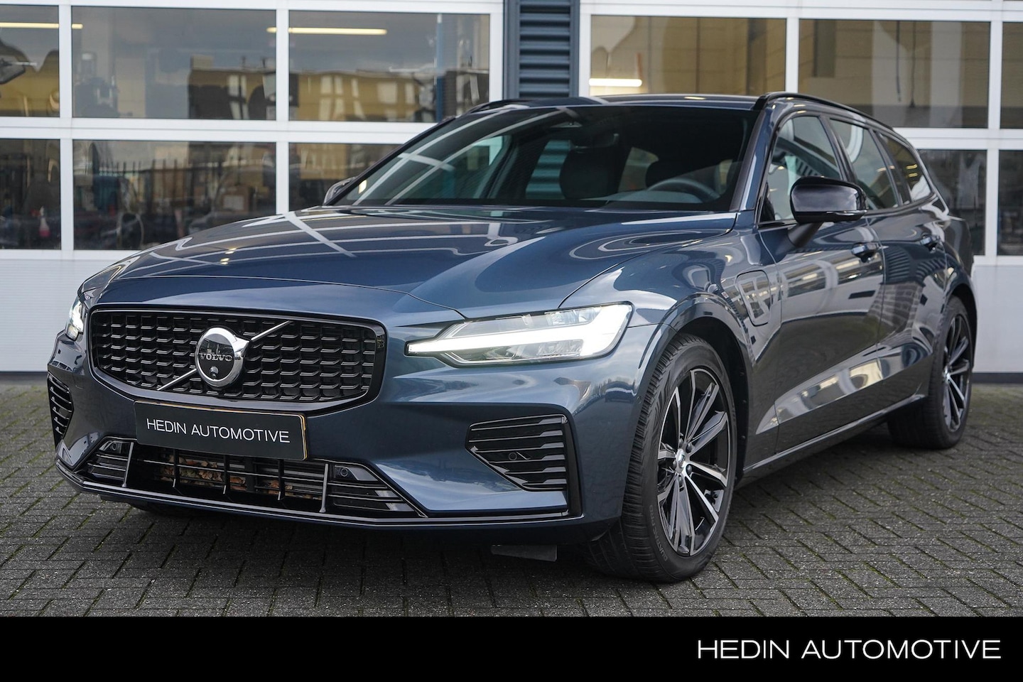 Volvo V60 - 2.0 T6 Plug-in hybrid AWD Plus Dark | Sport Stoelen | Harman/Kardon Audio | Stoel & Stuurv - AutoWereld.nl