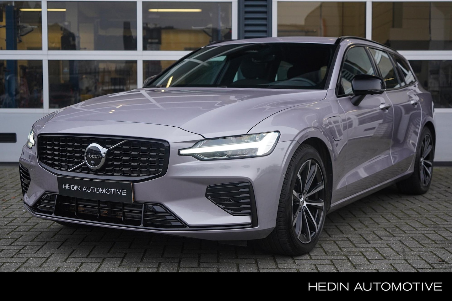 Volvo V60 - 2.0 T6 Plug-in hybrid AWD Plus Dark | 360 Camera | Stoel & Stuurverwarming | Sportstoelen - AutoWereld.nl